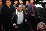 Terpidana kasus korupsi dan pencucian uang kuota impor daging sapi, Luthfi Hasan Ishaaq tiba di Lapas Klas 1 Sukamiskin, Bandung, Jawa Barat, Kamis (25/9) malam. Mantan Presiden Partai Keadilan Sejahtera (PKS) yang divonis 16 tahun penjara dan denda Rp 1 miliar subsider kurungan 1 tahun penjara tersebut resmi menjadi warga binaan Lapas tersebut. ANTARA FOTO/Novrian Arbi/wdy/14.