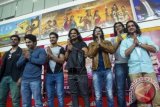 Para aktor India pemeran serial televisi Mahabharata, (kiri-kanan) Aham Sharma (Karna), Lavanya BharAdwaj (Sadewa), Vin Rana (Nakula), Arpit Ranka (Duryodana), Shaheer Sheikh (Arjuna), Saurav Gurjar (Bima), dan Rohit Bharadwaj (Yudistira), memberi salam seusai jumpa pers di Jakarta, Selasa (30/9). Sejumlah kegiatan akan digelar di Jakarta dan Bali selama para pemeran serial televisi Mahabharata mengunjungi Indonesia, diantaranya yakni tampil dalam pementasan Mahabharata Show ANTV pada 3 Oktober 2014. ANTARA FOTO/Ismar Patrizki/wdy/14.