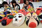 Sejumlah anak mengikuti Lomba Melukis 1000 Topeng Khas China 'Mistery of 1000 Masks' di Lenmarc Surabaya, Minggu (31/8). Melukis topeng khas China yang biasa dipakai dalam seni pertunjukan Hanzi (Opera Beijing atau Opera China) yang ada sejak abad ke-18 tersebut, merupakan rangkaian dari Mooncake Festival 2014.ANTARA FOTO/ERIC IRENG/ss/ama/14