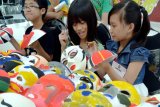 Sejumlah anak mengikuti Lomba Melukis 1000 Topeng Khas China 'Mistery of 1000 Masks' di Lenmarc Surabaya, Minggu (31/8). Melukis topeng khas China yang biasa dipakai dalam seni pertunjukan Hanzi (Opera Beijing atau Opera China) yang ada sejak abad ke-18 tersebut, merupakan rangkaian dari Mooncake Festival 2014.ANTARA FOTO/ERIC IRENG/ss/ama/14