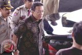 Menkopolhukam Djoko Suyanto tiba di kantor Komisi Pemberantasan Korupsi, Jakarta Selatan, Selasa (16/9). Djoko Suyanto diperiksa sebagai saksi untuk kasus pemerasan dengan tersangka Jero Wacik. ANTARA FOTO/Fanny Octavianus/wdy/14.