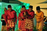 Wakil Presiden Boediono (kedua kanan) didampingi Menteri agama Lukman Hakim Syaifuddin (kedua kiri) dan Gubernur Sumatera Selatan Alex Noerdin (kiri) membuka Musabaqah Tilawatil Quran (MTQ) Internasional di Palembang Convention Center, Sumsel, Selasa (23/9) malam. Sebanyak 83 Peserta dari 40 negara turut serta pada helatan yang terdiri dari dua cabang lomba Tilawah dan Tahfidz itu. ANTARA FOTO/ Feny Selly/pras/14