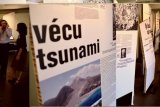 Direktur Institut Francais Indonesia (IFI) Surabaya, Mathieu Dumesniel (kanan), menjelaskan tentang alat peraga tentang terjadinya Tsunami di beberapa negara, saat Pameran Sains bertemakan Tsunami di Galeri AJBS Surabaya, Senin (1/9). Pameran yang yang merupakan bagian dari Festival Sains Perancis tersebut, bertujuan untuk mengenalkan budaya sains kepada generasi muda Indonesia demi meningkatkan pengetahuan dan kesadaran terhadap isu global. ANTARA FOTO/Eric Ireng/ed/pd/14