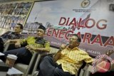 Anggota Komisi III DPR F.Gerindra Martin Hutabarat (kanan), Wakil Ketua DPD Laode Ida (tengah) serta Pengamat Hukum Tata Negara Refly Harun (kiri) menjadi pembicara dalam diskusi membahas regulasi pemilukada langsung dan pemilukada oleh DPRD, Jakarta, Rabu (10/9). Menurut pembicara tata cara pemilukada harus didasarkan pada konstitusional dan UUD 1945, dengan menerapkan asas demokrasi agar mengakomodir hak-hak rakyat. ANTARA FOTO/Yudhi Mahatma/wdy/14