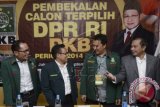 Ketum PKB Muhaimin Iskandar (kedua kanan) berbincang dengan Ketua DPP Imam Nachrowi (kedua kanan), Ketua DPP Marwan Jafar (kanan) dan Sekjen Hanif Dhakiri (kiri) saat pembekalan calon anggota DPR RI dari PKB di Jakarta, Rabu (17/9). Pembekalan yang diikuti oleh 47 orang tersebut bertujuan memberikan orientasi ideologi perjuangan dan landasan politik rahmatan lil alamin sebagaimana hasil Muktamar PKB tahun 2014. ANTARA FOTO/Prasetyo Utomo/wdy/14