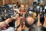 Menteri Perindustrian MS. Hidayat menjawab sejumlah pertanyaan wartawan usai menjadi pembicara pada seminar nasional bertema Pembenahan Sistem Logistik Nasional untuk peningkatan daya saing Indonesia di Jakarta, Rabu (10/9). ANTARA FOTO/Edi Suhaedi/wdy/14.