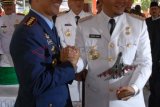 Pasuruan (Antara Jatim) - Komandan Lapangan Udara Juanda Kolonel (Pnb) Mujianto (kiri) bersalaman  dengan Bupati Pasuruan Irsyad Yusuf (tiga kanan) setelah memberikan cenderamata berupa miniatur pesawat tempur di Alun-alun Bangil, Jatim, Kamis (18/9). Cenderamata tersebut diberikan dalam rangka hari jadi ke 1.085 Kabupaten Pasuruan , selain itu Pemkab Pasuruan juga memberikan penghargaan kepada jurnalis berprestasi (alm) Musyawir dari LKBN ANTARA. FOTO/Adhitya Hendra/14/Oka.