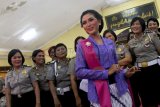 Surabaya (Antara Jatim) - Seorang anggota Polisi Wanita (Polwan) jajaran Polrestabes Surabaya mengenakan busana kebaya saat lomba 