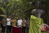 Ketua Dewan Pemgawas Taman Margasatwa Ragunan Hashim Djojohadikusumo (ketiga kanan) didampingi Sekretaris Daerah DKI Jakarta Saefullah (ketiga kiri) meresmikan patung Raden Saleh di Taman Margasatwa Ragunan, Sabtu (20/9). Peresmian patung ini merupakan rangkaian dari peringatan hari jadi Taman Margasatwa Ragunan yang ke-150 tahun. ANTARA FOTO/Vitalis Yogi Trisna/wdy/14.