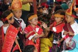 Sejumlah murid TK memakai pakaian adat ketika mengikuti peringatan Hari Anak Nasional, di Lapangan Merdeka, Medan, Sumut, Rabu (3/9). Hari Anak Nasional yang diperingati setiap 23 Juli dilaksanakan dengan berbagai kegiatan diantaranya pementasan budaya dan bernyanyi. ANTARA FOTO/Irsan Mulyadi/Asf/wdy/14.