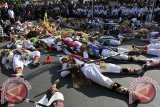 Sejumlah seniman menampilkan tari kolosal tentang perang melawan Belanda, saat pembukaan Festival Puputan Badung 2014 di Denpasar, Sabtu (20/9). Kegiatan bidang seni budaya selama sebulan itu melibatkan sekitar 1.000 seniman untuk memperingati 108 tahun Perang Puputan Badung yaitu pertempuran titik darah penghabisan warga Badung melawan Belanda pada tahun 1906. ANTARA FOTO/Nyoman Budhiana/nym/14.