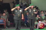 Upacara serah terima jabatan (sertijab) Pangdam VI/Mulawarman dari Mayjen TNI Dicky Wainal Usman (kiri) kepada Mayjen TNI Benny Indra Pujihastono (kanan) di Makodam VI/Mulawarman di Balikpapan, Jumat (12/9) 