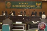 Ketua Majelis Kehormatan Hakim, Imron Anwari (tengah) mendengarkan pembelaan dari terlapor, Pangihutan Nasution selaku Hakim Ad Hoc Tipikor Pengadilan Tinggi Mataram pada Sidang Majelis Kehormatan Hakim di Mahkamah Agung, Jakarta Pusat, Selasa (9/9). Sidang ini diadakan untuk mendengarkan pembelaan dari hakim terlapor yang sebelumnya mendapatkan rekomendasi pemberhentian dengan hormat dari jabatan hakim. ANTARA FOTO/Vitalis Yogi Trisna/wdy/14.