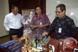Wakil Presiden Eksekutif Permodalan Nasional Madani (PNM), Arief Mulyadi (tengah) didampingi Pimpinan PNM Cabang Denpasar, Budiarto (kanan) berdiskusi bersama Direktur Keuangan dan SDM Perumnas, Hakiki Sudrajat di Denpasar, Bali, Kamis (18/9). PNM bersama Perum Perumnas bersinergi membentuk program yang ditujukan untuk pembangunan berkelanjutan melalui penyaluran dana program kemitraan kepada perajin dan pengusaha di Indonesia. ANTARA FOTO/Wira Suryantala/nym/wdy/14.