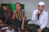 Pamekasan (Antara Jatim)-Dari ka-ki Wakil Ketua II, Sekolah Tinggi Agama Islam Negeri (STAIN), Pamekasan, Achmad Mulis, Kepala Pusat Informasi dan Publikasi, Mohammad Ali Al-Humaidy dan Sekretaris Pusat Informasi dan Publikasi, Moh. Hafid Effendy, memberikan keterangan pers, terkait pembukaan Program Studi (Prodi) baru, di Pamekasan, Selasa (16/9). Malam. STAIN membuka tiga Prodi baru, yaitu Manajemen Pendidikan Islam (MPI), Hukum Ekonomi Syariah (HES) dan Ekonomi Syariah (ES).  FOTO Saiful Bahri/14/Chan.