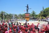 Ribuan Mahasiswa dari Fakultas Pertanian Universitas Negeri Gorontalo (UNG) menggelar aksi teatrikal dalam ranka memperingati Hari Tani Nasional (HTN).