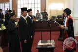 Tanjung, 29/9 - Sidang paripurna dewan perwakilan rakyat daerah Tabalong menetapkan Darwin Awi dari fraksi golkar sebagai ketua DPRD periode 2014 - 2019 dan wakil ketua II, Masrudin dari fraksi demokrat. Pelantikan kedua pimpinan dewan ini dihadiri Bupati Tabalong, Anang Syakhfiani, Wakil Bupati Zony Alfianoor, forum pimpinan daerah dan sejumlah pejabat di lingkungan Pemkab Tabalong.Pengambilan sumpah jabatan dipimpin oleh wakil ketua pengadilan negeri Tanjung, Widarti.Foto:(Antaranews Kalsel/Herlina Lasmianti/e)