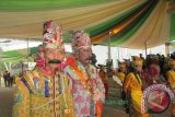 Banjarmasin,28/9 - Tarian Tradisional khas Banjar, Tari Kuda Gepang turut memeriahkan Harjad Kota Banjarmasin ke-488 di halaman balaikota Banjarmasin Rabu (24/9), kehadiran tarian ini sebagai upaya menggali lagi kesenian tradisional tersebut mengingat tari tersebut belakangan hampir punah. (Foto: Antara/Hasan Z)