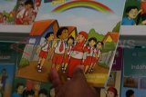 Jombang (Antara Jatim)- Pengunjung melihat buku tematik terpadu Kurikulum 2013 yang bisa didapat siswa SD/MI secara gratis dan tidak diperjualbelikan beredar di pasaran salah satunya toko buku di Jombang, Jawa Timur, Rabu (3/9). Buku tematik terpadu Kurikulum 2013 yang beredar dipasaran itu mulai dari tema 1 sampai tema 8 dari percetakan pemenang lelang, juga tercantum tulisan bahwa buku itu dilarang diperjualbelikan. Di toko buku, harga buku Kurikulum 2013 mencapai Rp 22.000 lebih mahal dari HET Kemendikbud Rp 9.000. Sekolah dasar di Kabupaten Jombang sampai saat ini belum menerima buku Kurikulum baru, namun pihak sekolah memfotocopy dari CD pembelajaran untuk proses belajar siswa. FOTO SYAIFUL ARIF/14/Chan.