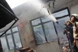 Tulungagung (Antara Jatim) - Dua petugas pemadam kebakaran berupaya menjinakkan api yang masih berkobar di beberapa bagian bangunan kososng eks-kantor BPN Tulungagung yang terbakar, Senin (29/9) siang. Kobaran api nyaris merembet ke kompleks bangunan Mapolres Tulungagung yang terletak di belakangnya. Foto Destyan Sujarwoko/14/Chan.
