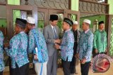 Pelaihari, 26/9 -  Bupati Tanah Laut, H Bambang Alamsyah melepas Jamaah Calon Haji (JCH) Tanah Laut, di Masjid Al Manar Pelaihari, Kamis (25/9). Bupati meminta jamaah calon haji asal Kabupaten Tanah Laut menjaga nama baik daerah ketika berada di Mekkah maupun Madinah.(Foto Antaranews/arianto/humas/e)


