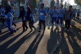 Madiun (Antara Jatim) - Pelari melintasi ruas jalan di Kota Madiun saat mengikuti lomba lari 10 kilometer (10 K) yang digelar Politeknik Negeri Madiun, Minggu (28/9). Lomba lari yang diikuti ribuan pelari tersebut selain dalam rangka dies natalis ke-2 perguruan tinggi tersebut juga untuk memasyarakatkan olahraga. FOTO Siswowidodo/14/Chan.