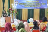 Pelaihari, 22/9 - Ketua GOW (Gabungan Oraganisasi Wanita) Tanah Laut, Hj Nurul Sukamta memberikan sambutan pada acara pelatihan  master ceremony (MC)  dan lomba baca puisi di Gedung PKK Kabupaten Tanah Laut, Senin (22/9).
Tujuan digelarnya pelatihan MC adalah peserta memahami  tugas MC dan keprotokolan dalam suatu acara dan dapat menggali bakat yang ada pada ibu-ibu peserta, sehingga nantinya bisa diturunkan kepada anaknya  sebagai penerus yang tangguh untuk membangun Tanah Laut.(Foto Antara/humas/arianto/e)
