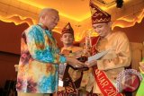 Banjarmasin, 16/9 - Wali Kota Banjarmasin H.Muhidin menyerahkan trofi kepada  Nika Abdian pemenang I ajang babak grand final pemilihan Nanang dan Galuh (Naga) Banjar 2014 tingkat Kota Banjarmasin di Neptunus Ballroom, Hotel Golden Tulip Banjarmasin, Minggu dan Fatimah Az Zahra sebagai juara pertama Galuh Banjar 2014. Dari ajang ini diharapkan para pemenang dapat mempromosikan potensi pariwisata dan budaya Banjarmasin ke seluruh Indonesia dan mancanegara.Perhelatan Naga Banjar terkait rangkaian Hari Jadi ke 488 Kota Banjarmasin.(Foto Antara/humas/Asmuni/e)  