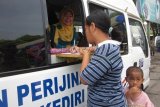 Kediri (Antara Jatim) - Sejumlah warga Kota Kediri, Jawa Timur, mengadukan keluhan di tempat pengaduan Pemkot Kediri di area Pasar Setonobetek, kota setempat, Selasa (7/10). Warga mengeluhkan masih dipimpong selama ini jika mengadu. FOTO Asmaul Chusna/14/ oka 