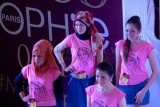 Surabaya (Antara Jatim) - Sejumlah peserta berpose ketika mengikuti pemilihan Miss Sophie Paris 2014 di atrium Tunjungan Plaza I, Surabaya, Jatim, Minggu (12/10). Sebanyak 30 peserta dari sejumlah kota di Jatim beradu kemampuan untuk dipilih satu orang pemenang menuju final di Jakarta. FOTO M RISYAL HIDAYAT/EI/14