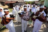 Sejumlah warga mengendong Kambing kurban dalam Tradisi "Kaul Kurban" di Desa Tulehu, Pulau Ambon, Maluku, Minggu (5/10). Kaul Kurban atau penyembelihan kurban diawali dengan arak-arakan tiga ekor kambing yang dijadikan kurban mengelilingi desa tersebut sambil digendong. ANTARA FOTO/Izaac Mulyawan/ed/pd/14