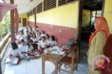  Siswa Belajar Di Teras Karena Kekurangan Ruangan