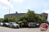 Pengunjung memakir kendaraannya saat berkunjung ke Museum Tsunami Aceh, di Banda Aceh, Minggu (26/10). Menjelang peringatan 10 tahun peristiwa bencana gempa dan tsunami Aceh, 26 Desember 2004, jumlah pengunjung ke Museum Tsunami itu semakin ramai, terutama pada hari libur. ANTARAACEH.COM/Ampelsa/14