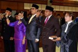 Empat pimpinan DPRD Maluku mengucapkan sumpah saat pelantikan yang berlangsung di Baileo Rakyat Karang Panjang, Ambon, Maluku, Rabu (29/10). Pimpinan DPRD Maluku diketuai Edwin A Huwae (PDIP) didampingi tiga wakil ketua yaitu Richard Rahakbauw (Partai Golkar), Elviana Pattiasina (Partai Demokrat) dan Syaid Mudzakir Assagaff (PKS). ANTARA FOTO/izaac mulyawan/ed/ama/14