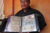 Kediri (Antara Jatim) - Alfin, seorang kolektor menunjukkan uang koleksinya di Kediri, Jawa Timur, Sabtu (25/10). Ratusan uang kuno dari berbagai negara dikumpulkan, yang dilakukan sebagai hobi. FOTO Asmaul Chusna 