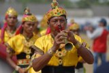 Pamekasan (Antara Jatim) - Seorang seniman meniup 