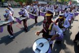 Pamekasan (Antara Jatim)-Sejumlah siswa mengikuti pawai 1 Muharram 1436 Hijriah di Jalan Kabupaten, Pamekasan, Sabtu (25/10). Pawai yang diikuti siswa tingkat SLTA se Pamekasan tersebut, dalam rangka menyambut Tahun Baru Islam 1436 H. FOTO/ Saiful Bahri/14/Oka.

