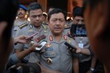 Pamekasan (Antara Jatim) - Wakapolda Jatim Brigjen Pol Suprodjo WS memberikan keterangan kepada wartawan, usai melakukan pertemuan tertutup dengan jajaran Polres terkait aksi penyegelan rumdis Wakapolres, Kabag Ops dan Kabag Sumda dan aksi mogok kerja, di Polres Pamekasan, Jatim, Sabtu (4/10). Menurutnya aksi tersebut terjadi hanya karena  salah paham, namun begitu pihaknya berjanji akan mengevaluasi masalah tersebut. (FOTO Saiful Bahri/14/edy)


