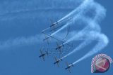 Sejumlah pesawat KT-1 Wong Bee milik TNI AU yang tergabung dalam Jupiter Aerobatic Team disela-sela Gladi bersih peringatan HUT ke-69 TNI di Dermaga Ujung, Komando Armada Kawasan Timur Indonesia TNI AL, Surabaya, Jatim, Sabtu (4/10). Enam pesawat KT-1 Wong Bee tersebut ikut bagian dalam HUT Ke-69 TNI yang dihelat pada tanggal 7 Oktober 2014 yang rencanannya dihadiri Presiden Susilo Bambang Yudhoyono. ANTARA FOTO/M Risyal Hidayat/wdy/14