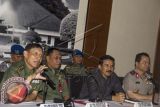 Kapuspen TNI M Fuad Basya (kiri) bersama Kepala Tim Investigasi Maliki Mift (kanan) menggelar jumpa pers terkait bentrok TNI-Polri di Batam, di Jakarta Pusat, Selasa (14/10). Kedua belah pihak akan menindaklanjuti penemuan awal dan melakukan investigasi lebih lanjut terkait bentrokan TNI-Polri di Batam. ANTARA FOTO/Vitalis Yogi Trisna/wdy/14.