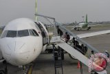 Sejumlah pengguna jasa maskapai penerbangan Citilink memasuki pesawat di Terminal Keberangkatan Domestik, Bandara Ngurah Rai, Bali, Kamis (16/10). Terminal yang baru beroperasi tersebut seluas 68.000 meter persegi yaitu 4 kali lebih luas dari sebelumnya yang ditargetkan dapat memberi kenyamanan dan mengakomodasi pengguna jasa hingga 9 juta orang per tahun. ANTARA FOTO/Nyoman Budhiana/i018/14