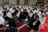 Sejumlah umat Islam melakukan doa bersama di Masjid Sunda Kelapa, Jakarta, Minggu (19/10). Acara tersebut digelar dalam rangka Dzikir, Khatamil Al-Quran dan Tasyakuran pelantikan Presiden dan Wakil Presiden RI 2014-2019 yang akan di selenggarakan pada Senin (20/10). ANTARA FOTO/Muhammad Adimaja/wdy/14