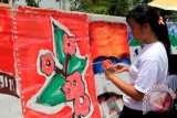 Sejumlah siswa SD mengikuti lomba melukis saat Eksebisi Seni Rupa Provinsi Maluku yang berlangsung di Taman Budaya Provinsi Maluku, Ambon, Selasa (21/10). Eksebisi itu merupakan bagian dari program revitalisasi Taman Budaya Provinsi Maluku. ANTARA FOTO/Izaac Mulyawan/ss/nz/14