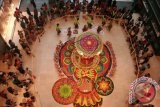 Penganut Hindu di Malaysia merayakan Deepavali atau festival cahaya di Kuala Lumpur, Rabu (22/10). Pusat-pusat perbelanjaan seperti di Pavillion, Bukit Bintang, Kuala Lumpur dihiasi dengan motif tradisi Kolam Rangoli, yaitu motif warna-warni berbentuk geometris dan simbol-simbol keberuntungan seperti swastika, gajah, bunga teratai, trisula, tapak kaki dan bintang, yang disusun dari beras berwarna, kelapa parut, pasir perak dan emas. ANTARA FOTO/Aulia Badar/wdy/14.