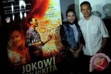 Pemeran Jokowi aktor Ben Joshua dan pemeran Iriana, Sylvia Fully (kiri) menghadiri peluncuran trailer film Jokowi Adalah Kita di Jakarta, Selasa (7/10). Film yang mengangkat perjalanan Joko Widodo sebagai Gubenur DKI Jakarta hingga menjadi calon presiden RI akan rilis pada 20 November 2014. ANTARA FOTO/Teresia May/wdy/14