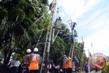 Pekerja menyelesaikan pemasangan travo listrik pada lomba kelistrikan di depan kantor PLN Palu, Sulawesi Tengah, Senin (27/10). Lomba digelar dalam rangka memperingati Hari Listrik Nasional ke-69. ANTARA FOTO/Basri Marzuki/wdy/14.