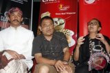 Aktris, Christine Hakim (kanan) didampingi sutradara Garin Nugroho (tengah) dan aktor Reza Rahadian (kiri) menjelaskan kepada wartawan di sela syuting film tentang HOS Tjokroaminoto di Berbah, Sleman, Rabu (8/10) malam. Film yang menceritakan tentang perjalanan politik dan sejarah HOS Tjokroaminoto akan ditayangkan di bioskop - bioskop se Indonesia pada Maret - April 2015. ANTARA FOTO/Regina Safri