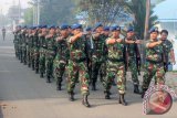 Personel Pangkalan Udara Sjamsudin Noor Banjarbaru menggelar latihan defile menjelang HUT TNI 69 di Mako Lanud SAM, Kamis (2/10). Lanud SAM menjadi tuan rumah upacara peringatan HUT TNI 69 yang akan di gelar pada 5 Oktober 2014 mendatang. Foto Antaranews Kalsel/Dispen SAM/Herry Murdy Hermawan