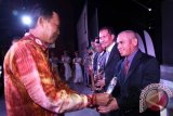 Bupati Hulu Sungai Utara Abdul Wahid memerima penghargaan dari Gubernur Kalsel Rudy Ariffin (baju merah) dan penerima penghargaan lainnya pada Borneo Award 2014 di gedung Sultan Suriansyah Banjarmasin, Sabtu (18/10). Foto Antaranews Kalsel/Herry Murdy Hermawan