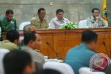 Gubernur Kalsel Rudy Ariffin, anggota DPD RI Habib Abdurrahman Bahasyim dan Parlindungan Purba serta Dupti bidang Rehabilitasi dan Rekonstruksi BNPB Harmensyah dalam rapat koordinasi di Graha Abdi Persada Banjarmasin, Selasa (21/10). BNPB telah melakukan rekayasa cuaca dengan penyemaian garam untuk hujan buatan di udara Kalimantan Selatan pada 17 Oktober lalu untuk mengatasi dampak kabut asap. Foto Antaranews Kalsel/Herry Murdy Hermawan